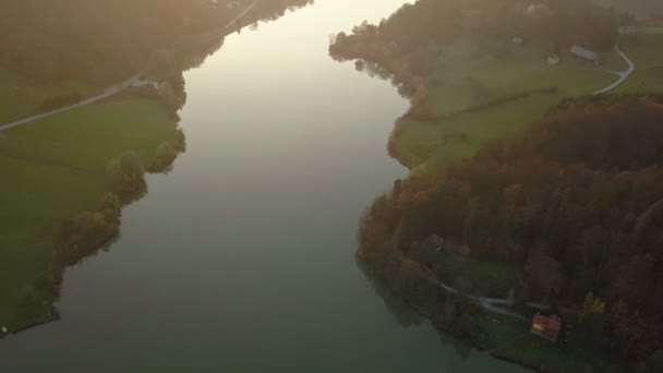 Hava Güzel Gölet Üzerinde Akşam Günbatımında Sonbaharda Uçan Sakin Güneşli — Stok video