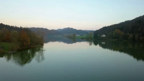 Aérien : Vol d'automne en soirée au-dessus d'un petit étang par temps clair et calme. Belle nature colorée reflétant dans l'eau .