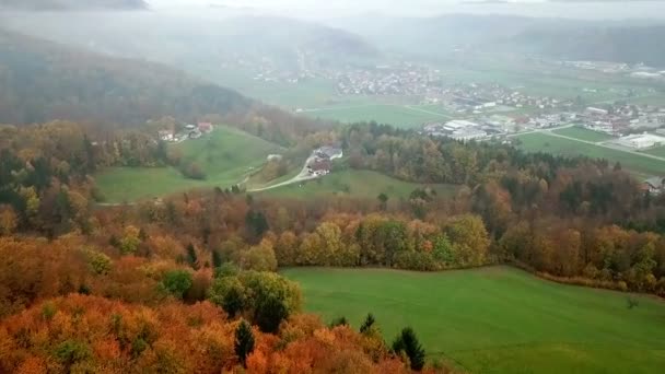 Aéreo Filmar Bela Paisagem Rural Eslovena Outono Manhã Cedo Voando — Vídeo de Stock