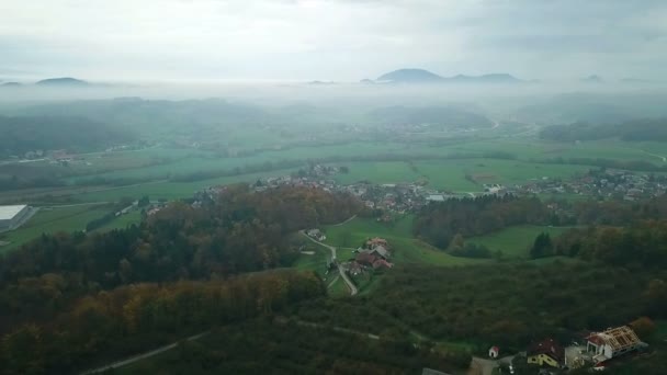 Aérien : Tournage d'un beau paysage de pays slovène tôt le matin. Voler sur le froid matin d'automne avec beau lever de soleil .