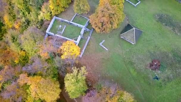 Aérea Pasando Por Sitio Arqueológico Prado Cima Una Pequeña Colina — Vídeos de Stock