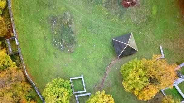 Aerial Going Archeological Site Meadow Top Small Hill Flying Early — Stock Video