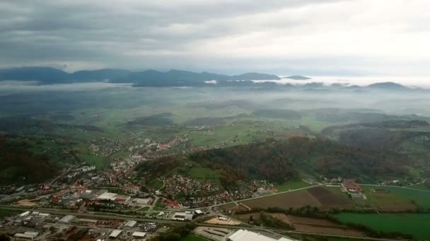 Aéreo Filmar Bela Paisagem Rural Eslovena Outono Manhã Cedo Voando — Vídeo de Stock