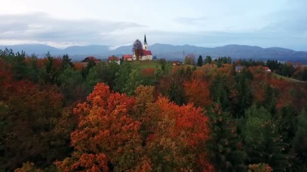 Aéreo Voando Início Manhã Outono Nascer Sol Sobre Campo Esloveno — Vídeo de Stock