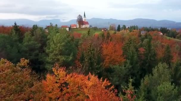 Aérea Volando Madrugada Del Otoño Amanecer Sobre Campo Esloveno Pasando — Vídeo de stock