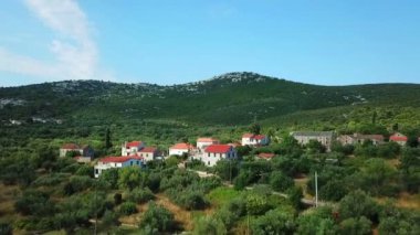 Hava: güzel yeşil köy Mrljane Pasman Adası'nda üzerinde uçan. Tatile Hırvat denizde Akdeniz kıyı şeridi vurdu..