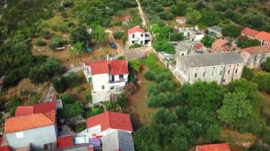 Hava: güzel yeşil köy Mrljane Pasman Adası'nda üzerinde uçan. Tatile Hırvat denizde Akdeniz kıyı şeridi vurdu..