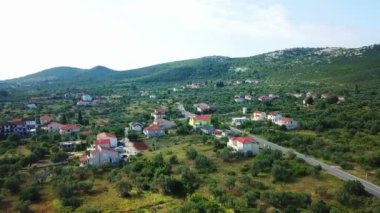 Hava: güzel yeşil köy Mrljane Pasman Adası'nda üzerinde uçan. Tatile Hırvat denizde Akdeniz kıyı şeridi vurdu..