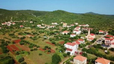 Hava: güzel yeşil köy Mrljane Pasman Adası'nda üzerinde uçan. Tatile Hırvat denizde Akdeniz kıyı şeridi vurdu..