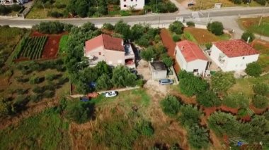 Hava: güzel yeşil köy Mrljane Pasman Adası'nda üzerinde uçan. Tatile Hırvat denizde Akdeniz kıyı şeridi vurdu..