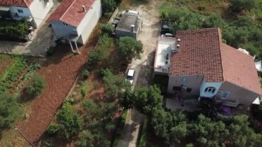 Hava: Hırvat deniz ada Pasman yeşil idylic çevreleyen içinde konut üzerinde uçan.