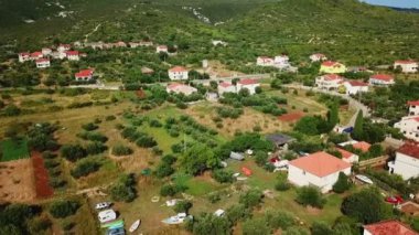 Hava: güzel yeşil köy Mrljane Pasman Adası'nda üzerinde uçan. Tatile Hırvat denizde Akdeniz kıyı şeridi vurdu..