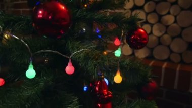 Parlak dekorasyon ve renk ışıklar closeup ile Noel ağacı. Yeniden başlatmayı aile zaman Festival hazırlıkları.