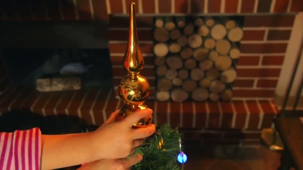 Niña Poniendo Oro Brillante Decoración Parte Superior Del Árbol Navidad — Vídeos de Stock
