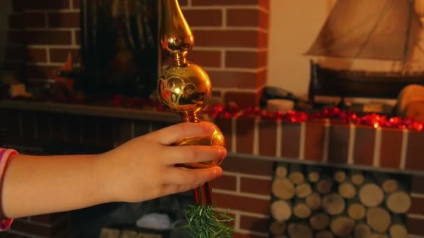 Niña Poniendo Oro Brillante Decoración Parte Superior Del Árbol Navidad — Vídeo de stock