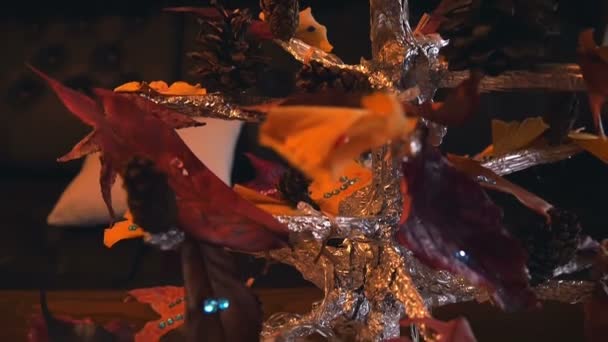 Nahaufnahme Auf Selbstgemachten Dekorationsbaum Mit Tannenzapfen Und Farbigen Blättern Festliche — Stockvideo