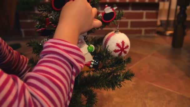 Niña Decorando Pequeño Árbol Navidad Cámara Lenta Tiempo Festivo Familia — Vídeo de stock