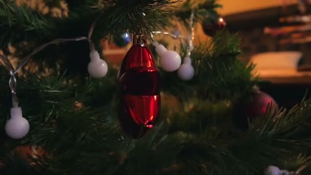 Estrela Brilhante Vermelho Pendurado Árvore Natal Verde Com Luzes Cor — Vídeo de Stock