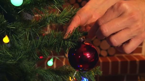 Γυναικεία Χέρια Διακόσμηση Χριστουγεννιάτικο Δέντρο Φώτα Χρώμα Και Γυαλιστερό Βολβούς — Αρχείο Βίντεο