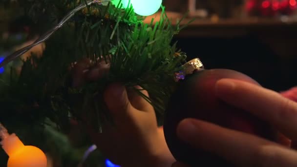 Mani Bambine Mettono Decorazioni Albero Natale Sera Tempo Famiglia Preparazioni — Video Stock