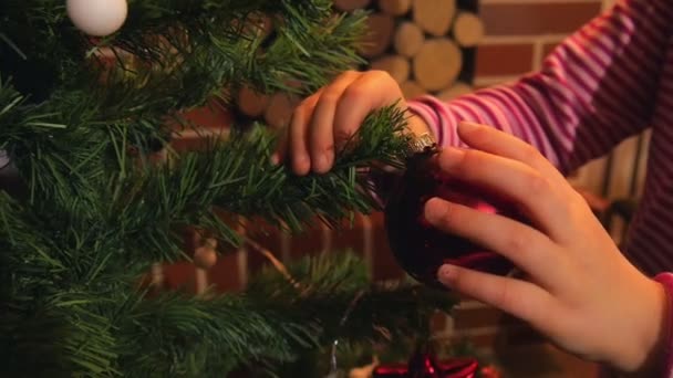 Liten Tjej Dekorera Julgran Med Färg Ljus Och Glänsande Lökar — Stockvideo