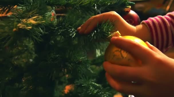 Meisjes Handjes Kerstboom Decoraties Zetten Moment Van Avond Feestelijke Preparaten — Stockvideo