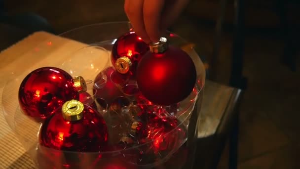 Meisjes Hand Nemen Rode Glanzende Lamp Uit Doos Als Kerstboom — Stockvideo
