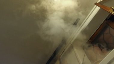 Duman pişirme sırasında elektrik fırından geliyor. Ağır çekimde fırın dışarı üfleme Buhar hd.