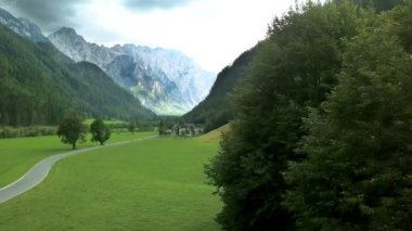 Hava: Slovenya güzel yeşil Logarska Vadisi'nde önünde uçan. Slovenya Logarska dolina Vadisi'nde gezisinde filme.