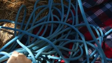 Mavi kendisi dağcılık sırt çantası içinde kırmızı paket üzerinde sarma çıkarken. Hırvat tatil gezi filme Pasman ada.