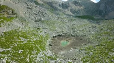 Hava: Slovenya Triglav Ulusal park. Yedi Göller Vadisi üzerinde uçan. Yüksek dağlar arasında Göller ile güzel vadi.