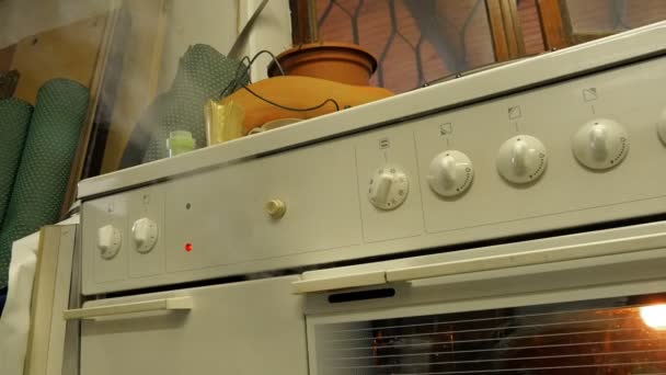 Rauch Quillt Beim Kochen Aus Dem Elektroherd Dampf Weht Zeitlupe — Stockvideo