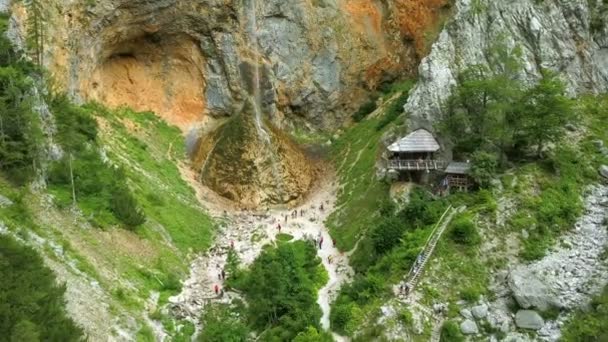 Anténa Letěl Vodopádu Rinka Dřevěnou Chatku Názvem Eagles Nest Bok — Stock video