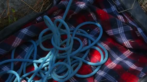 Blue Climbing Rope Unwinding While Climber Goes Climbing Wall Filmed — Stock Video