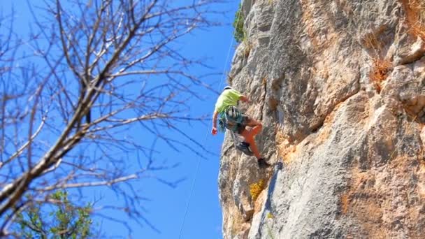 Альпініст Відбувається Від Природних Rocky Стіни Скелелазіння Повільному Голова Filmed — стокове відео
