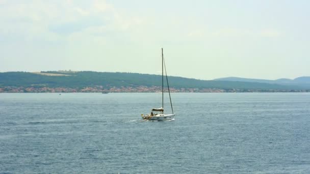 Segelboot Mit Motor Gefilmt Von Einer Fahrenden Fähre Gefilmt Einem — Stockvideo