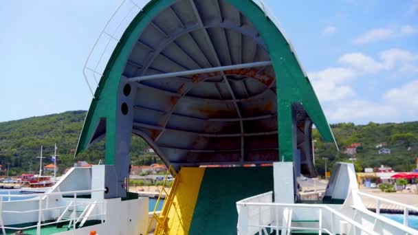 Porta Levantada Lado Frente Dos Ferry Boats Que Carregam Rampa — Vídeo de Stock