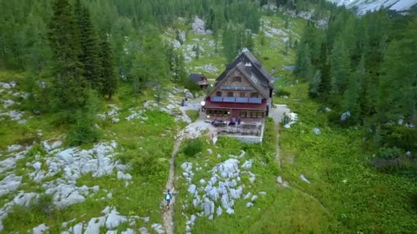 スロベニア つの湖の谷 湖コテージ 1685 の高さの空中 トリグラフ国立公園 高山の間の湖と美しい渓谷 — ストック動画