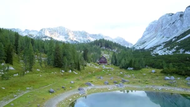 スロベニア つの湖の谷 湖コテージ 1685 の高さの空中 トリグラフ国立公園 高山の間の湖と美しい渓谷 — ストック動画