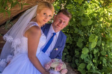 Sadece evli çift ağaç poz. Güzel buket tutan gelin. Avustralya inanılmaz kum plaj düğün ateş.