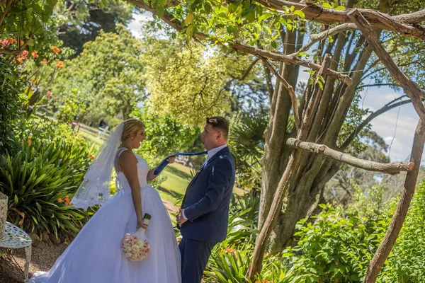 Una Pareja Casada Con Vestidos Novia Posando Hermoso Jardín Verde — Foto de Stock