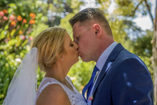 Una Pareja Casada Con Vestidos Novia Besándose Hermoso Jardín Verde — Foto de Stock