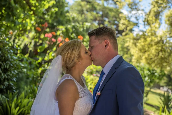 Una Pareja Casada Con Vestidos Novia Besándose Hermoso Jardín Verde — Foto de Stock