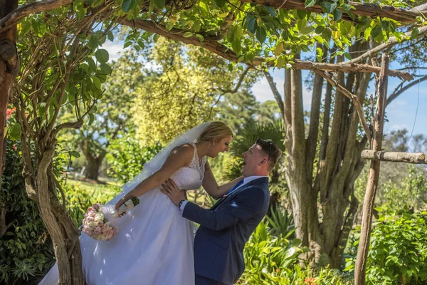 Una Pareja Casada Con Vestidos Novia Posando Hermoso Jardín Verde — Foto de Stock