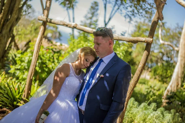 Una Pareja Casada Con Vestidos Novia Posando Hermoso Jardín Verde — Foto de Stock