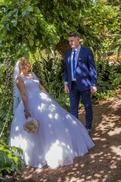 Una Pareja Casada Parada Jardín Mirándose Disparo Boda Australia Increíble — Foto de Stock