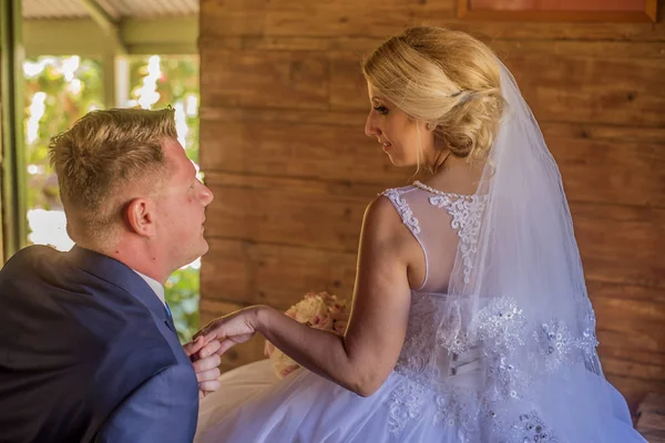 Una Pareja Casados Tomados Mano Mirándose Los Ojos Disparo Boda — Foto de Stock