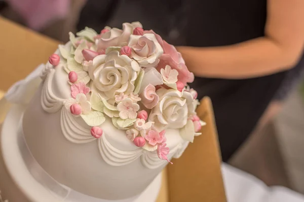 Weiße Hochzeitstorte Mit Schönen Ornamenten Form Von Rosen Aufnahme Bei — Stockfoto