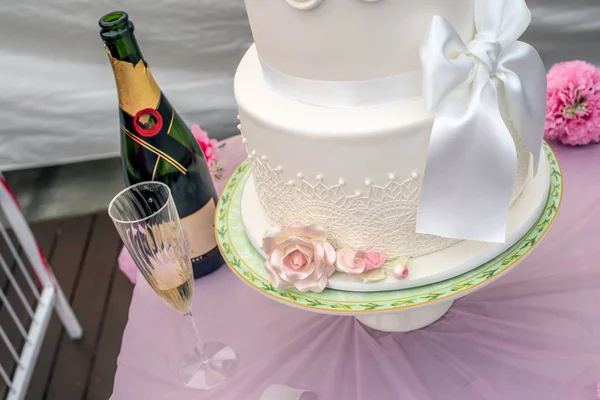 Tarta Boda Blanca Con Hermosos Adornos Forma Rosas Disparo Boda —  Fotos de Stock