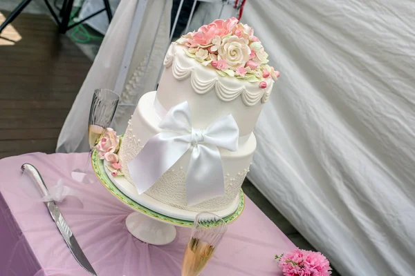 Tarta Boda Blanca Con Hermosos Adornos Forma Rosas Disparo Boda —  Fotos de Stock